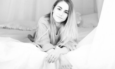 Sarı saçlı ve gri kazaklı kız.