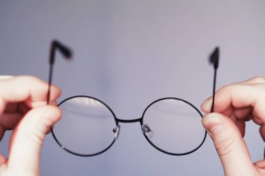 Kötü görüş kavramı. Kontak lens ve gözlüğü elinizde tutun. Reklam gözlükleri ve lensler için poster.