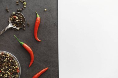 Acı kırmızı biber. Siyah arka planda Şili biberi.