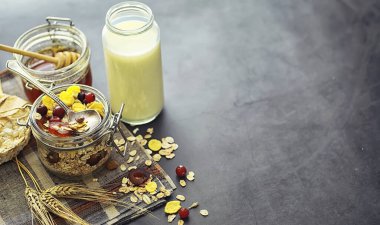 Sağlıklı kahvaltı. Mısır gevreğinden müsli..