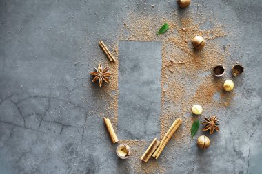 Masada bir bar sütlü çikolata. Fındık ve tarçın lezzet ile Çikolata.