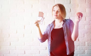 Dokuzuncu ayda hamile ve güzel bir kız.