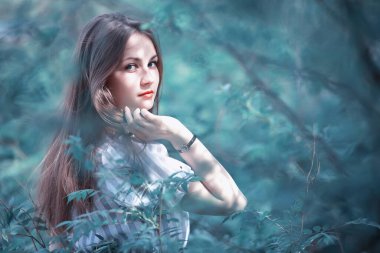 Bir kız bir bahar yeşil parkta bir yürüyüş