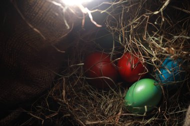 Çuval bezine boyanmış Paskalya yumurtası.