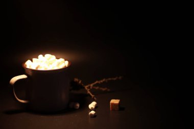 Yeni yıl kompozisyonu. Marşmelovlu bir fincan sıcak çikolata. Bagajında Noel ağacı olan oyuncak bir araba..