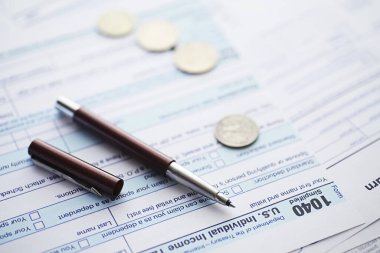 Yıllık vergi bildirimi. Masada vergi formu var. Finansal açıklamalar imzası.