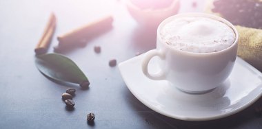 Bir poşet kahve. Kahve çekirdekleri masada kavrulmuş. Pişirmek için yapraklı kahve çekirdekleri.