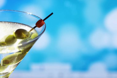 Camın yanında pencere kenarında kokteyl bardakları