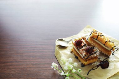 Doldurulmuş Viyana waffle 'ı. Kahve masası. Tatil için kahvaltıda güzel kokulu kurabiyeler..