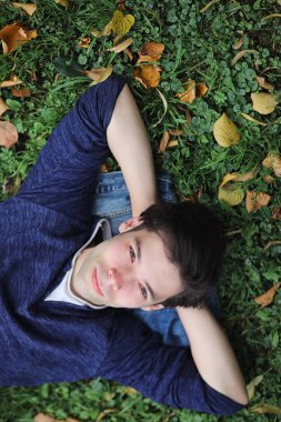 Genç bir adam öğle yemeği zamanında parkta yürür. Bir adam şehirde gezintiye çıktı. Park eden bir öğrenci.