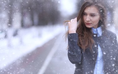 Genç kız açık havada kışın. Bir kış günü açık havada poz modeli kız. Sokakta yürüyen kız bayram hafta sonu