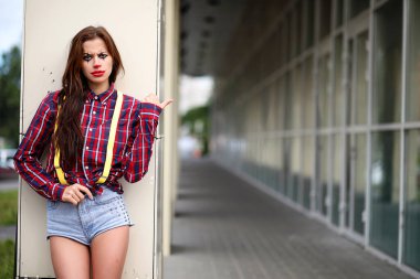 Şovun arka planında palyaço makyajı yapmış tatlı bir kız.