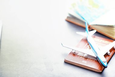 Seyahat konsepti. Turist aksesuarları uçuşta toplanıyor. Alkol, kamera, harita ögeleri.