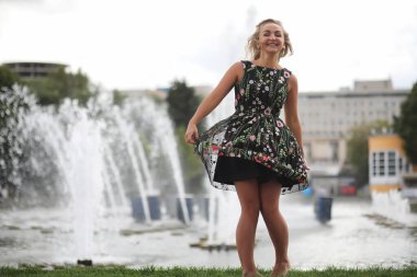 Parkta güzel bir kız yaz güneşli bir günde