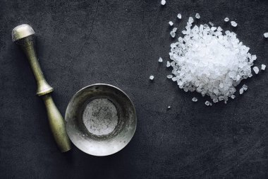 Büyük deniz tuzu. Baharat. Tuz öğütmek için harç ve havaneli.