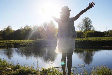 Baharda güneşli bir günün akşamında parkta bir kız.