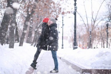 Kış boyunca yürüyen genç bir çift