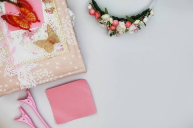 Kadın sırları, beyaz bir masa ve aksesuar için günlük.