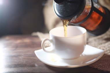 Aksesuarlı servis masasında demlenmiş çay.