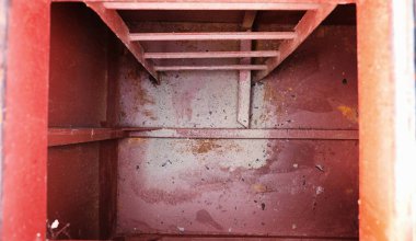 Doku metalik. Bir eski paslı metal sanayi kökenli. Pas çatlaklar ile dokulu metal arka plan