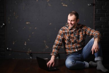 Koruyucu kask lı ve elinde kağıtlar bulunan erkek mimar oluşturucu