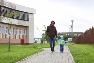 Küçük bir çocuk annesi ile bir yolda