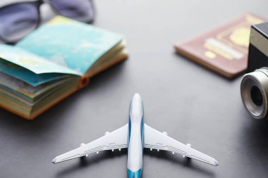 Seyahat konsepti. Turist aksesuarları uçuşta toplanıyor. Alkol, kamera, harita ögeleri.