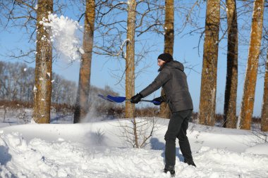 adam yoldan kürekle kar kış günde kaldırmak