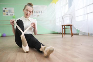 Güzel kız balerin içeride pratik yapıyor.