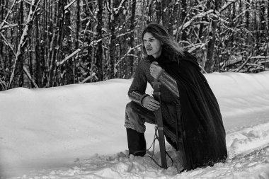 Defender'ı posta zırh genç savaşçı bir kılıç ve balta ile silahlı