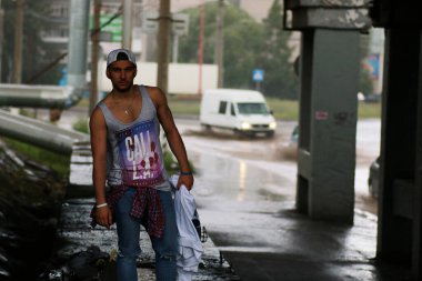 Sakallı hip-hop dansçısı genç bir adam.