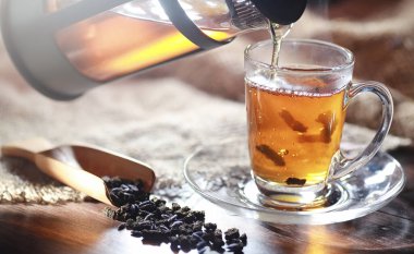 Aksesuarlı servis masasında demlenmiş çay.