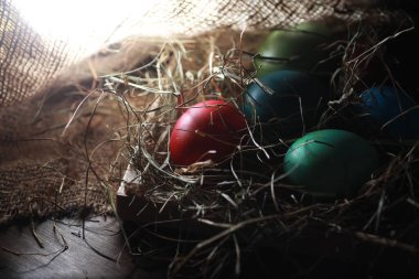 Çuval bezine boyanmış Paskalya yumurtası.