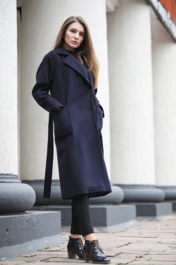 Bulutların arasında iş yapan güzel bir kız.