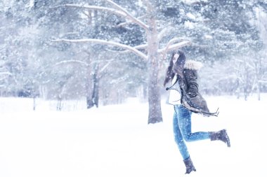 Bir güzel gün kış kar parkta güzel kız