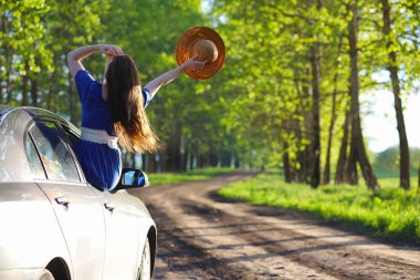 Güneşli bir gecede kırsalda yürüyüş yapan tatlı bir kız.