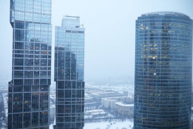 Cam ve betondan yapılmış binalar. Şehir merkezinde gökdelenler.