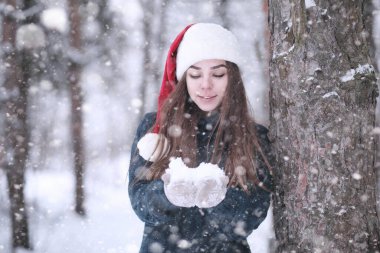 Öğleden sonra kar yağarken, parkta bir kız.