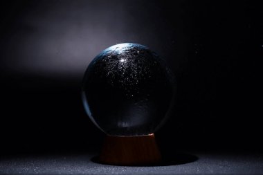 Kristal küre kaderi tahmin eder. Geleceğe yönelik tahminler.