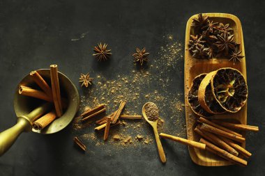 Yemek pişirmek için baharatlar. Tarçın ve anason. Baharatlar için havan topu ve tokmak.