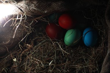 Çuval bezine boyanmış Paskalya yumurtası.