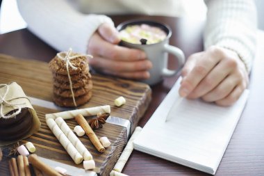 Kış kahvaltısı. Bir fincan sıcak çikolata, şekerleme ve taze pişmiş kurabiyeler. Zencefilli kurabiye ve kahve..