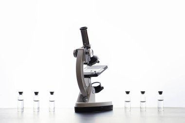 Araştırma laboratuvarı. Test tüpleri ve mikroskop masada beyaz bir.