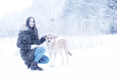 Bir güzel gün kış kar parkta güzel kız