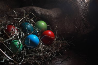 Çuval bezine boyanmış Paskalya yumurtası.