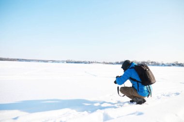 Yolculuk. Kameralı bir turist güzel yerlerin fotoğraflarını çeker..