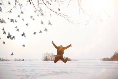 Yürüyüşe çıkmış bir adam. Kış manzarası. Kış yolculuğunda turist.