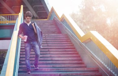 Genç bir adam öğle yemeği zamanında parkta yürür. Bir adam şehirde gezintiye çıktı. Park eden bir öğrenci.