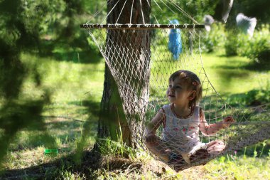 hamak doğa yaz aylarında küçük kız