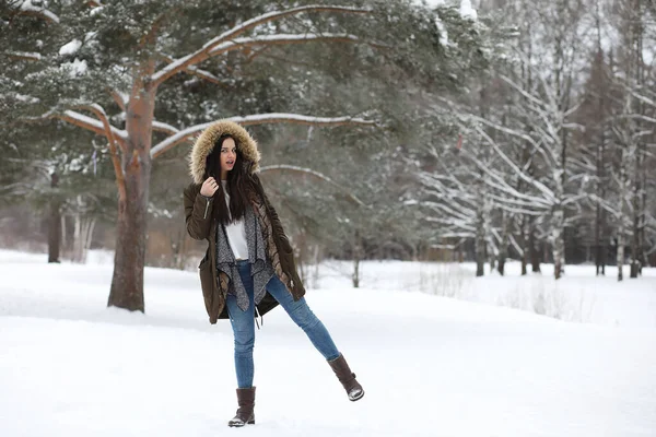 Vacker Flicka Vacker Vinter Park För Promenad — Stockfoto